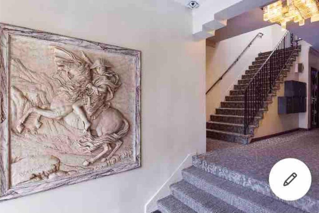 Apartment Hollywood Art